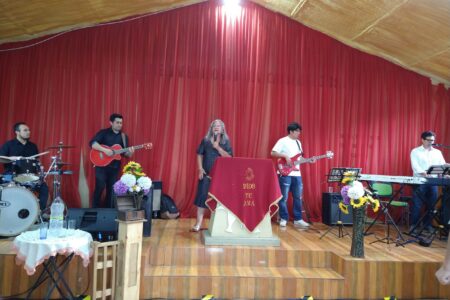 Gladis Silva leads singing at the united worship service of the Iglesia Evangélica Menonita de Chile (IEMCH).