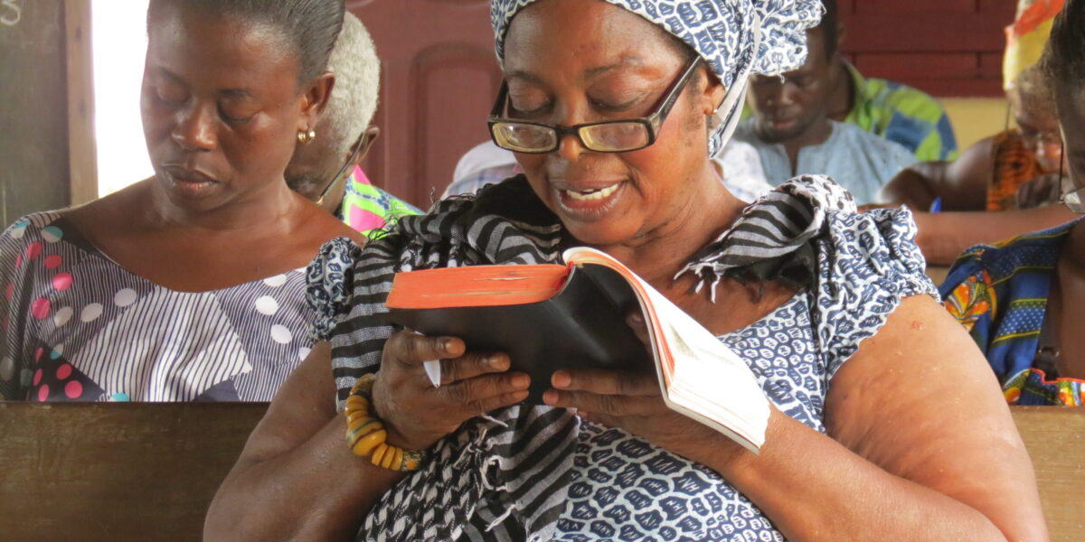 ​Prophetess Mary Mensah of The Living Church of God reads a biblical passage during a class at Good News Theological College and Seminary (now Good News Theological Seminary). Photographer: James R. Krabill.