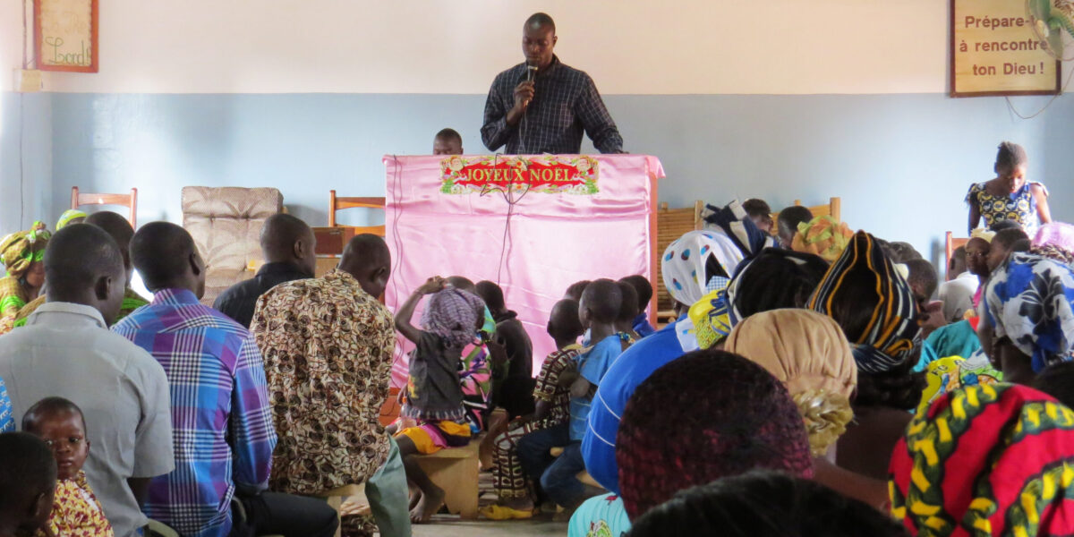The Orodara congregation of Eglise Evangélique Mennonite du Burkina Faso prays for peace. Photographer: Lynda Hollinger-Janzen Download full-resolution image.