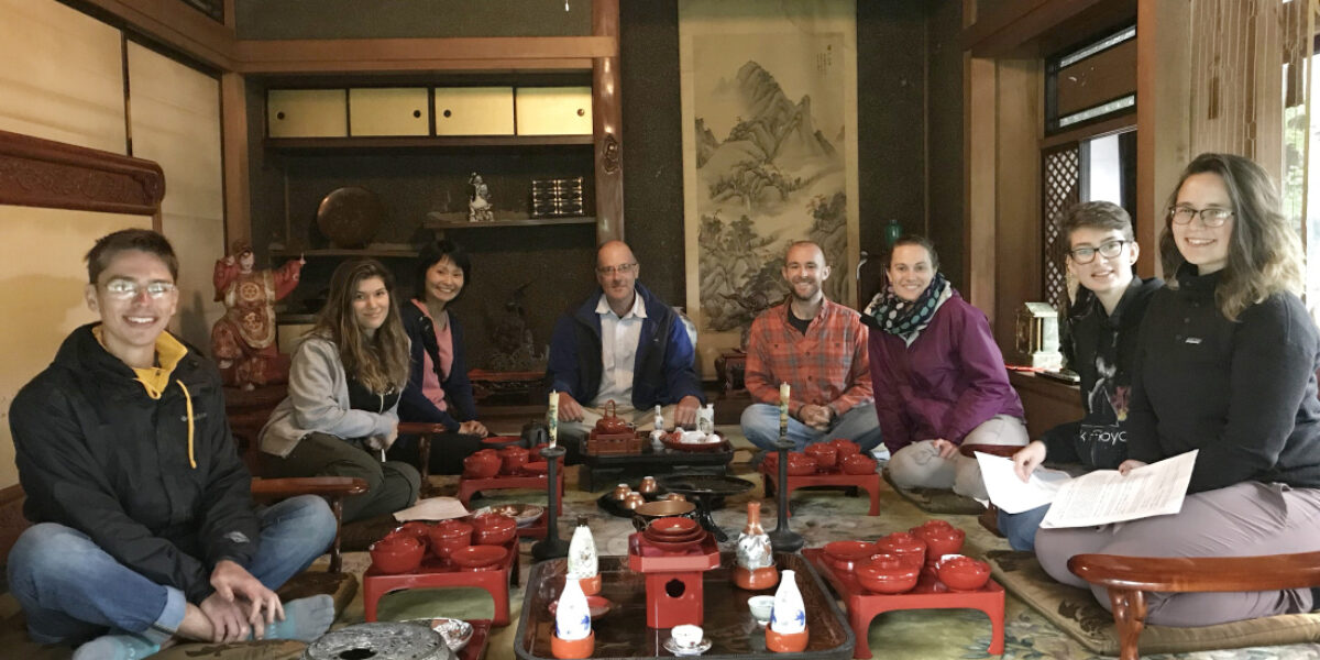 ​The 2018 Youth Venture Japan team and their hosts
