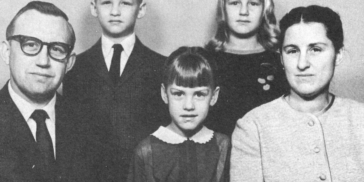 ​James and Dorothy Kratz with their family. Photo provided by Mennonite Church USA Archives.