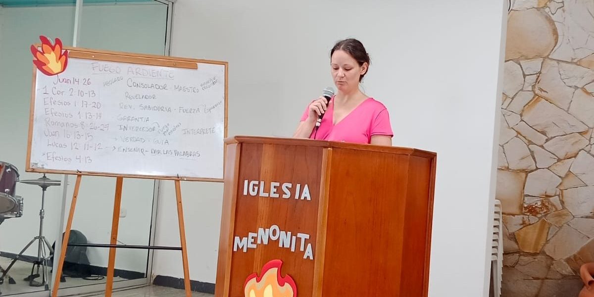 On Pentecost Sunday at Iglesia Cristiana Menonita La Mesa, Laura Sharp shared inspiring testimonies of her family’s encounters with the Holy Spirit (Espíritu Santo) — from the moment they said “yes” to a year of ministry in Colombia, all the way through to their final weeks there. Photo by Pastor Rodrigo Preciado.