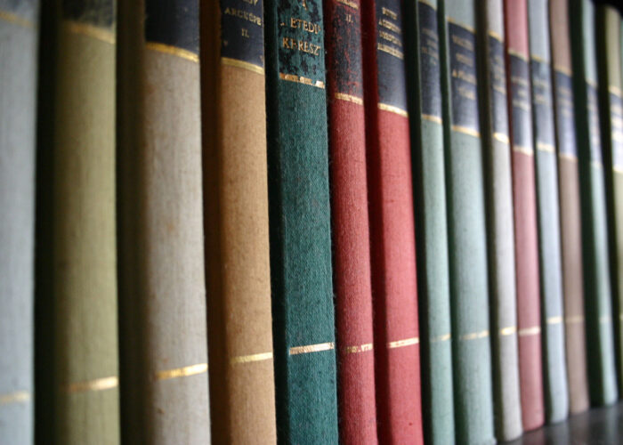 books-1423387-1920x1275