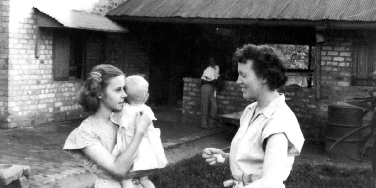 Gladys Graber talks with Mable Bontrager, an AIMM colleague in Zaire (DRC). Courtesy of MC-USA archives